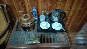 Все необхідне для приготування чаю та кави в Auspiscious Him View Hotel