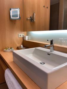 Baðherbergi á Spa Hotel Zedern Klang
