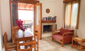 sala de estar con mesa y chimenea en Nereides Seaside Apartments, en Marathokampos