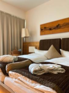 Rúm í herbergi á Spa Hotel Zedern Klang