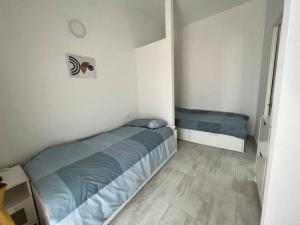 ein kleines Schlafzimmer mit einem Bett und einem Schrank in der Unterkunft Brand new 3-level sea view apartment near beach in Il-Pergla