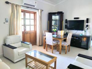 Гостиная зона в 2BHK with Kitchen, Swimming Pool and 2 Mins walk to beach