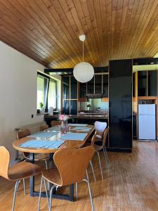kuchnia i jadalnia ze stołem i krzesłami w obiekcie Apartment in Ljubljana w Lublanie