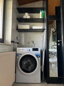 - Lavadora y secadora en una habitación pequeña en Apartment in Ljubljana en Liubliana
