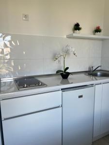 cocina con fregadero y encimera blanca en Rasi Luxury Apartments en Ulcinj
