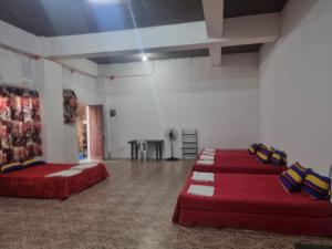 聖胡安的住宿－Villa violeta beach resort，一间设有红色床铺和桌子的房间
