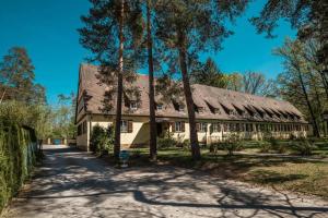 una vecchia casa con tetto e alberi da gioco di Jugendhotel Nürnberg a Norimberga