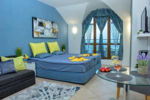 - un salon bleu avec un canapé et une table dans l'établissement Black sea Narcissus - quiet studio with amazing sea view, à Varna