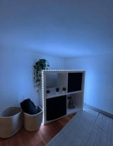 uma sala de estar com uma luz azul num quarto em SaafePlace-4pers-Wifi-KeyBox-24sur7 em Étampes