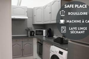uma cozinha com armários brancos e um micro-ondas em SaafePlace-4pers-Wifi-KeyBox-24sur7 em Étampes