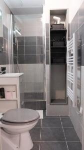 uma casa de banho com um WC e um lavatório em SaafePlace-4pers-Wifi-KeyBox-24sur7 em Étampes