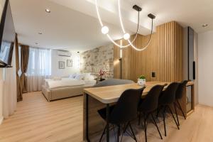 un soggiorno con tavolo da pranzo e letto di Harmony - Luxury room a Spalato (Split)