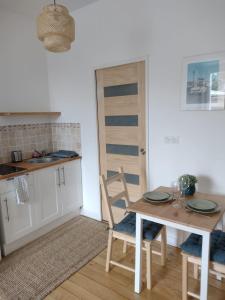 a kitchen with a table and chairs in a room at Studio Amboise centre historique in Amboise