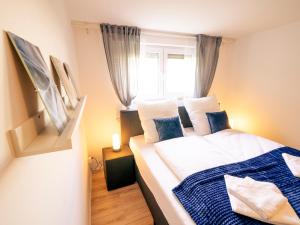 a bedroom with a large bed with a window at TRUTH - Kingsize Bett - Smart TV - Modern - Top Anbindung in Dortmund
