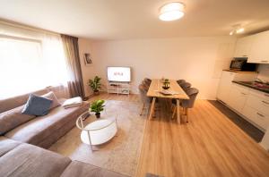 sala de estar con sofá y mesa en TRUTH - Kingsize Bett - Smart TV - Modern - Top Anbindung en Dortmund