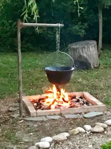 een pot over een vuur met een emmer erover bij Lavender Cottage in Balatongyörök