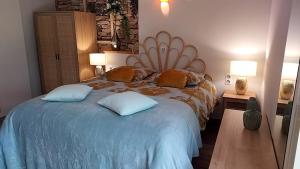 um quarto com uma cama grande e 2 almofadas em La perle de Gordes em Gordes