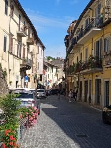 une rue de la ville avec des voitures garées dans la rue dans l'établissement Vico Vacanze, à Ronciglione