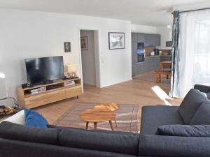 sala de estar con sofá y mesa en Haus "Jasmund" F 646 WG 02 mit Kamin, Sauna, Whirlwanne, Terrasse, en Ostseebad Sellin