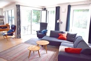 sala de estar con sofá azul y mesa en Haus "Jasmund" F 646 WG 02 mit Kamin, Sauna, Whirlwanne, Terrasse, en Ostseebad Sellin