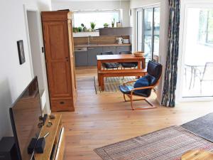 cocina y sala de estar con mesa y silla en Haus "Jasmund" F 646 WG 02 mit Kamin, Sauna, Whirlwanne, Terrasse, en Ostseebad Sellin