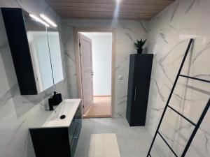 een badkamer met een wastafel en een spiegel bij A stylish & cozy terraced house in Tartu in Tartu