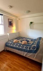 1 dormitorio con 1 cama con 2 toallas en Lovely one bedroom apartment in Hafnarfjordur en Hafnarfjördur