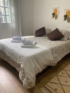 un letto con due asciugamani sopra di Dúplex en Vigo, zona de Bouzas, Cerca de las playas a Vigo