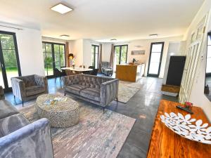 un salon avec un canapé et une table dans l'établissement Villa LEVANTE in Binz - Penthouse mit Kamin, Sauna, Seeblick, à Binz