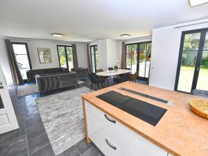 une cuisine et un salon avec un canapé et une table dans l'établissement Villa LEVANTE in Binz - Penthouse mit Kamin, Sauna, Seeblick, à Binz 28 autres photos