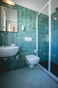 Koupelna v ubytování Hotel Ronchi + 37 fotografií