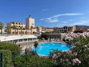 vista para uma piscina num resort em Cap Estérel Rivièra Studio em Saint-Raphaël