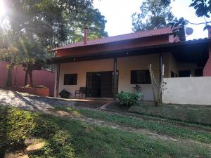 a small house with a red roof at Sítio Recanto do Paturi in Piranguinho