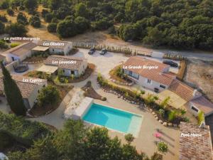 - une vue aérienne sur un complexe avec une piscine dans l'établissement Les Bergeries de Saumane, gîte 6 personnes au sein d'un ensemble de 4 gîtes,Piscine commune, à Saumane-de-Vaucluse