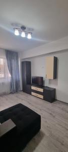 A television and/or entertainment centre at Apartament mihaela
