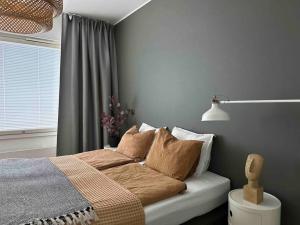 Postel nebo postele na pokoji v ubytování Modern apartment with great location, free parking and Netflix