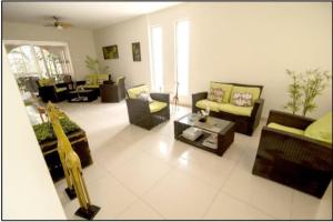 a large living room with couches and a table at Nuevo Bamboo in Piura