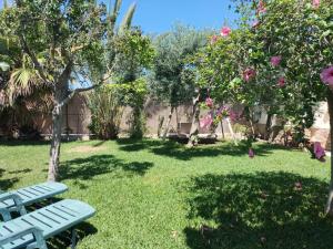チピオナにあるVilla Antoniaの木と花の庭の公園ベンチ
