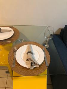 uma mesa com um prato com um guardanapo, garfo e faca em Bilbao Residence no Recife