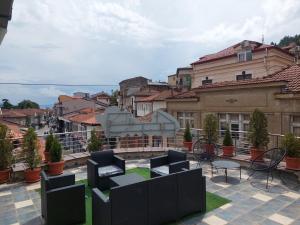 Aussicht vom Dach eines Gebäudes mit Stühlen und Tischen in der Unterkunft Villa Passage in Ohrid