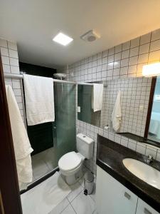 uma casa de banho com um WC e um lavatório em Bilbao Residence no Recife