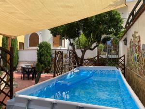 una gran piscina en un patio trasero con sombrilla en Tabor 2 Casa vacanza in villa, en Nápoles