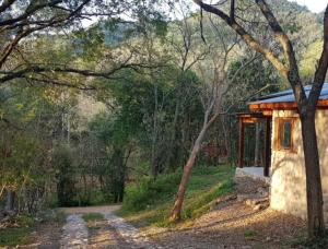 una piccola casa in mezzo a una strada sterrata di Las Casitas del Pozo a Villa General Belgrano