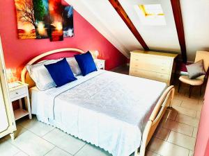 una camera da letto con un letto e una parete rossa di I nonni del cuore a Torino