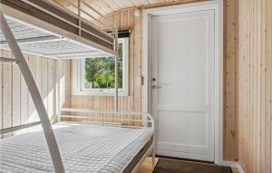 een slaapkamer met een stapelbed en een deur bij Awesome Home In Gilleleje With Wifi in Gilleleje