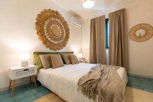 - une chambre avec un lit et un miroir mural dans l'établissement SICILY SUN CON ACCESSO SPIAGGIA, à Santa Maria Del Focallo