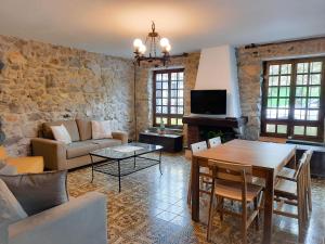 a living room with a couch and a table at Prau Llagar, megustarural in Llanes