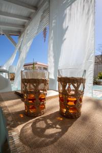 deux verres de whisky assis sur une table dans l'établissement SICILY SUN CON ACCESSO SPIAGGIA, à Santa Maria Del Focallo