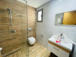 Koupelna v ubytování Luxus-Apartment mit Poolblick