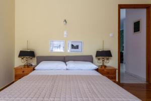 Postel nebo postele na pokoji v ubytování Sunny Escape:Stylish and Roomy Apt in Beach Haven!